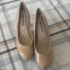 NWOT Easy Street Women's Nude Heels size 7
